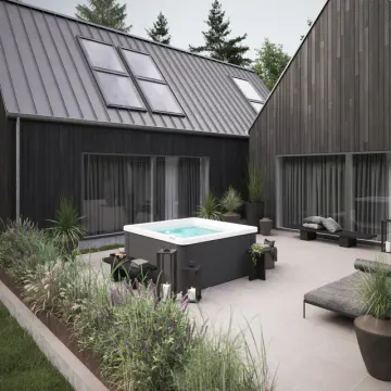 Moderne uteområde med terrasse og et Vikingbad utespa plassert i et stilrent hagemiljø ved en mørk trekledning.